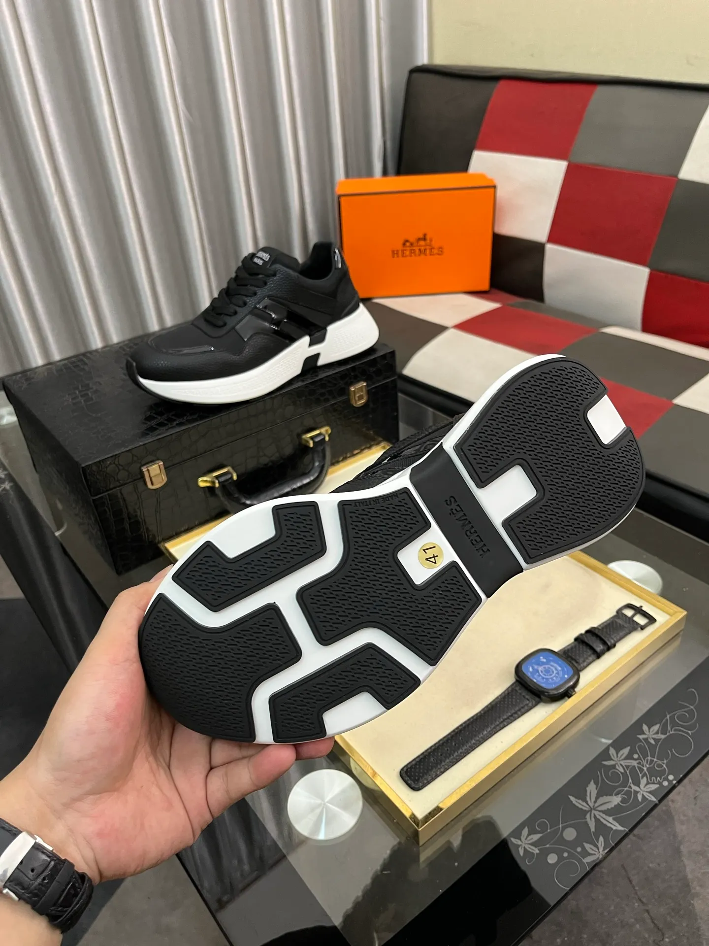 Men's shoes 💰540⌚️⌚️HERMES/Hermès Hugo thick-soled sneakers, casual men's shoes, these sneakers are made of imported first-layer cowhide leather and breathable mesh design. The contrasting color design creates a dynamic and modern shape. The front end of the toe is decorated with natural-color rubber inlays, which is novel and fashionable. The texture is incomparable, with cowhide lining and cowhide foot pads, the upper foot is comfortable and breathable, and the rubber sole is decorated with geometric patterns and iconic "H" details. A very personal one! Size: 38-44